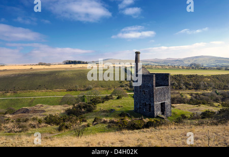 Die Ruinen der Wheal Betsy Maschinenhaus in der Nähe von Mary Tavy in Devon mit seinen schiefen Schornstein Stockfoto