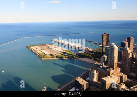 Blick auf Lake Michigan vom Hancock Center, Navy Pier und Milton Lee Olive Park in der Mitte, Chicago, Illinois, USA Stockfoto