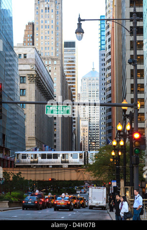 L-Bahn auf erhöhten Weg kreuzt South LaSalle Street im Stadtteil Loop, Chicago, Illinois, USA Stockfoto