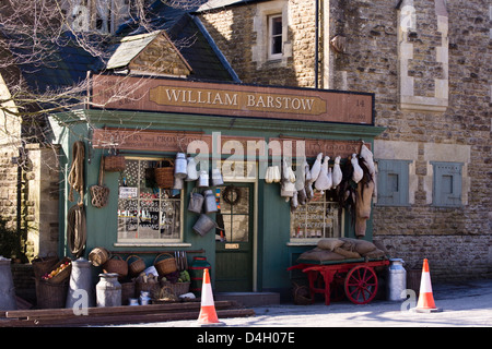 Dreharbeiten zu "The Weihnachtskerze" in Biddestone Dorf, Wiltshire, England. Stockfoto