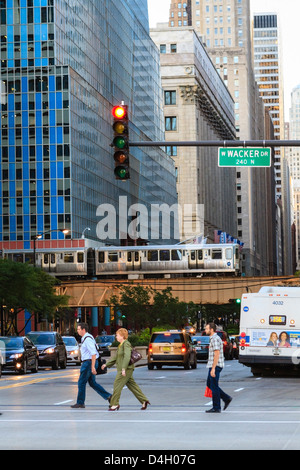 L-Bahn auf erhöhten Weg kreuzt South LaSalle Street im Stadtteil Loop, Chicago, Illinois, USA Stockfoto