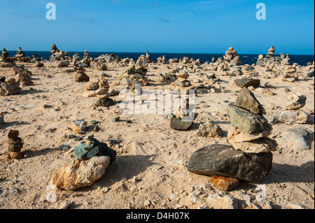 Stein einrichten am Ufer, Aruba, ABC-Inseln, Niederländische Antillen, Caribbean Stockfoto