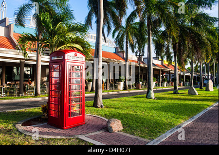 Rote Telefonzelle in der Innenstadt von Oranjestad, Hauptstadt von Aruba, ABC-Inseln, Niederländische Antillen, Karibik Stockfoto