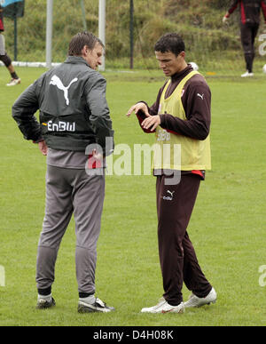 Durch internationale Khalid Boulahrouz, unterzeichnet neu Verteidiger des deutschen Bundesligisten VfB Stuttgart mit Co-Trainer Alfons Higl während des Trainings in Going, Österreich, 23. Juli 2008 spricht. VfB Stuttgart bereitet für die Bundesliga-Saison 2008/2009 in Österreich mit einem Trainingslager. Foto: Roland Muehlanger Stockfoto