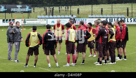 Head Coach Armin Veh (L) und Co-Trainer Alfons Higl (2-L) der deutschen Bundesliga Verein VfB Stuttgart Spieler Anweisungen während des Trainings in Going, Österreich, 23. Juli 2008. VfB Stuttgart bereitet für die Bundesliga-Saison 2008/2009 in Österreich mit einem Trainingslager. Foto: Roland Muehlanger Stockfoto