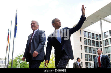 Deutschen Außenminister Frank-Walter Steinmeier (L) und demokratische uns Präsidentschafts Kandidat Barack Obama geben dem Ministry of Foreign Affairs in Berlin, Deutschland, 24. Juli 2008. Foto: GERO BRELOER Stockfoto