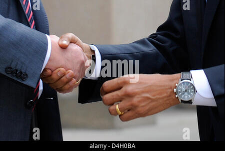 Deutscher Außenminister Frank-Walter Steinmeier (L) schüttelt Hände mit demokratischen uns Anwärter Präsidenten Barack Obama vor Gespräche an das Außenministerium in Berlin, Deutschland, 24. Juli 2008 statt. Foto: Gero Breloer Stockfoto