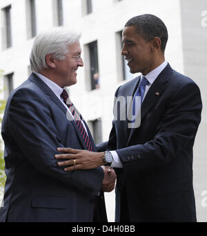 Deutscher Außenminister Frank-Walter Steinmeier (L) schüttelt Hände mit demokratischen uns Anwärter Präsidenten Barack Obama vor Gespräche an das Außenministerium in Berlin, Deutschland, 24. Juli 2008 statt. Foto: Rainer Jensen Stockfoto