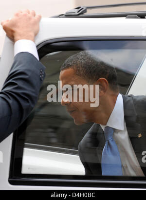 Demokratischen US-Präsidenten Anwärter Barack Obama steigt aus seinem Wagen Treffen mit Außenminister Steinmeier an das Außenministerium in Berlin, Deutschland, 24. Juli 2008. Foto: GERO BRELOER Stockfoto