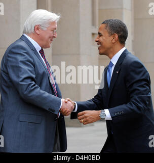 Deutscher Außenminister Frank-Walter Steinmeier (L) schüttelt Hände mit demokratischen uns Anwärter Präsidenten Barack Obama vor Gespräche an das Außenministerium in Berlin, Deutschland, 24. Juli 2008 statt. Foto: Gero Breloer Stockfoto