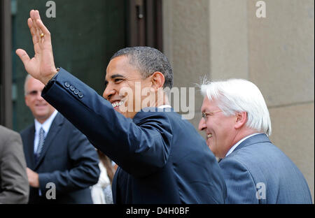 German Foreign Minister Frank-Walter Steinmeier (R) und uns demokratischen Präsidentschafts Kandidat Barack Obama geben dem Ministry of Foreign Affairs in Berlin, Deutschland, 24. Juli 2008. Obama soll eine öffentliche Rede über seine Vorstellung von der künftigen transatlantische Beziehungen an der Berliner Siegessäule heute Abend geben. Foto: GERO BRELOER Stockfoto