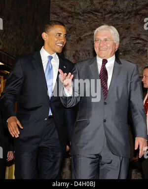 German Foreign Minister Frank-Walter Steinmeier (R) und demokratischen US-Präsidenten Anwärter Barack Obama Gebot auf Wiedersehen, nachdem Gespräche an das Außenministerium in Berlin, Deutschland, 24. Juli 2008. Foto: GERO BRELOER Stockfoto