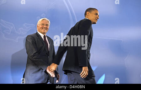 Deutschen Außenminister Frank-Walter Steinmeier (L) und demokratische US Präsidenten Anwärter Barack Obama Gebot auf Wiedersehen, nachdem Gespräche an das Außenministerium in Berlin, Deutschland, 24. Juli 2008. Foto: GERO BRELOER Stockfoto