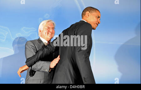 Deutschen Außenminister Frank-Walter Steinmeier (L) und demokratische US Präsidenten Anwärter Barack Obama Gebot auf Wiedersehen, nachdem Gespräche an das Außenministerium in Berlin, Deutschland, 24. Juli 2008. Foto: GERO BRELOER Stockfoto