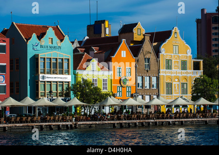 Die niederländische Häuser am Sint Annabaai in Willemstad, UNESCO-Weltkulturerbe, Curacao, ABC Inseln, Karibik Stockfoto