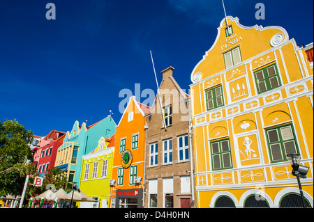 Die bunten holländischen Häuser am Sint Annabaai in Willemstad, UNESCO-Weltkulturerbe, Curacao, ABC Inseln, Karibik Stockfoto