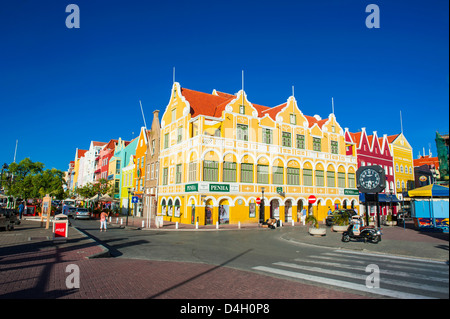 Die bunten holländischen Häuser am Sint Annabaai in Willemstad, UNESCO-Weltkulturerbe, Curacao, ABC Inseln, Karibik Stockfoto