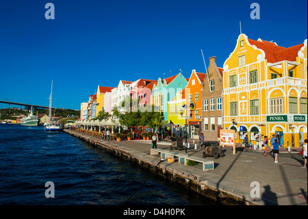 Die bunten holländischen Häuser am Sint Annabaai in Willemstad, UNESCO-Weltkulturerbe, Curacao, ABC Inseln, Karibik Stockfoto
