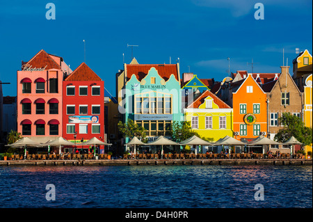 Die niederländische Häuser am Sint Annabaai in Willemstad, UNESCO-Weltkulturerbe, Curacao, ABC Inseln, Karibik Stockfoto