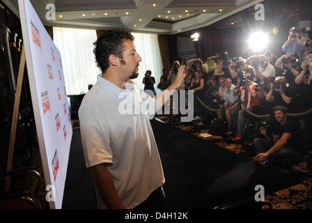 US ActorsAdam Sandler in einem Foto-Shooting in Berlin, Deutschland, 28. Juli 2008 abgebildet. Seinen neuen Film "Leg Dich Nicht Mit Zohan an ' (Originaltitel:"Du Leg dich nicht mit Zohan an") kann man in den deutschen Kinos ab 14. August 2008 ab. Sandler spielt die Rolle eines Top-Agenten des israelischen Mossad, die plötzlich beschließt, ein Friseur in New York zu werden. Foto: RAINER JENSEN Stockfoto