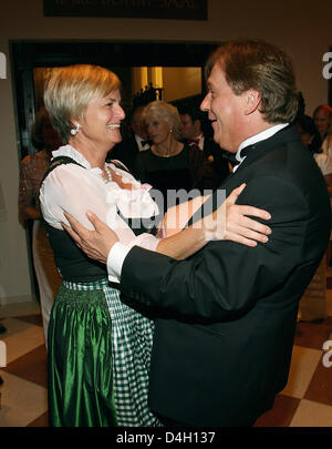 Prinzessin "Gloria Fuerstin von Thurn Und Taxis" Und Michael Aufhauser begrüßen einander vor der Premiere von "Don Giovanni" in Salzburg, Österreich, 27. Juli 2008. Die Oper eingeweiht der diesjährigen Salzburger Festspiele. Foto: Volker Dornberger Stockfoto