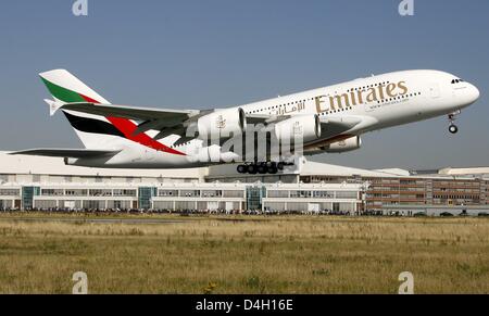 Der erste Airbus A380 im Airbus-Werk Finkenwerder an Emirates Airline aus Dubai, Vereinigte Arabische Emirate aus Hamburg, 29. Juli 2008 braucht, um aus geliefert. Geplanten Erstflug der A380 ist für 01 August von Dubai nach New York festlegen. Emirates hat 58 des größten Passagierflugzeugs der Welt bestellt. Foto: MAURIZIO GAMBARINI Stockfoto