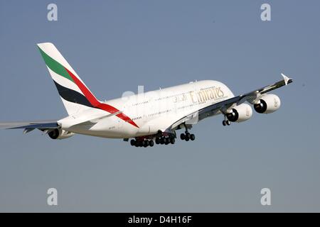 Der erste Airbus A380 im Airbus-Werk Finkenwerder an Emirates Airline aus Dubai, Vereinigte Arabische Emirate aus Hamburg, 29. Juli 2008 braucht, um aus geliefert. Geplanten Erstflug der A380 ist für 01 August von Dubai nach New York festlegen. Emirates hat 58 des größten Passagierflugzeugs der Welt bestellt. Foto: MAURIZIO GAMBARINI Stockfoto