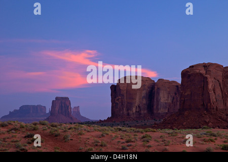 Dawn Wolken über Monument Valley Navajo Tribal Park, Utah, USA Stockfoto