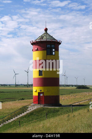 Blick auf den Leuchtturm von Pilsum, Deutschland, 25. Juni 2008. Der Leuchtturm im Osten friesischen Wattenmeer, nicht im Dienst nicht mehr, "Otto-Leuchtturm" nach deutscher herausragenden Komiker Otto Waalkes nicknamed, die einige Szenen seines Films auf die Lage geschossen. Otto Waalke feiert seinen 60. Geburtstag am 22. Juli 2008. Foto: Bernd Thissen Stockfoto