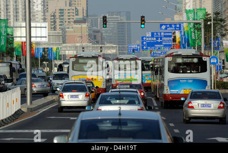 Schwerlastverkehr auf einer der wichtigsten Straßen in Richtung der zentralen Olympiapark "Olympischen Grün" in Peking, China, 29. Juli 2008 gesehen. Die Olympischen Spiele 2008 in Peking startet am 8. August 2008. Foto: Gero Breloer Stockfoto