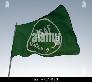 Die ISAF-Flagge "Wellenlinien" ta deutsche Bundeswehr schnelle Reaktion Kraft (QRF) Camp Marmal in Mazar-e-Sharif, Afghanistan, 1. Juli 2008. Deutsche Bundeswehr übernahm Aufgaben der schnellen Eingreiftruppe aus Norwegen am 1. Juli 2008. Das Manöver war seine erste Amtshandlung. Foto: Maurizio Gambarini Stockfoto