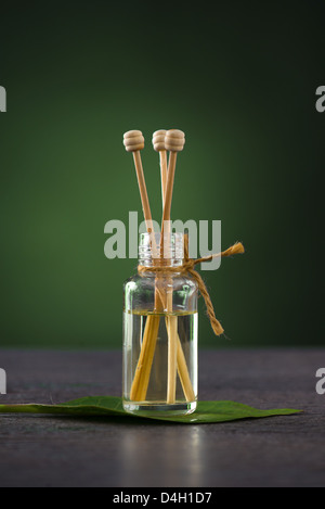 Aromatherapie Duftöl auf einem Frangipani-Blatt Stockfoto
