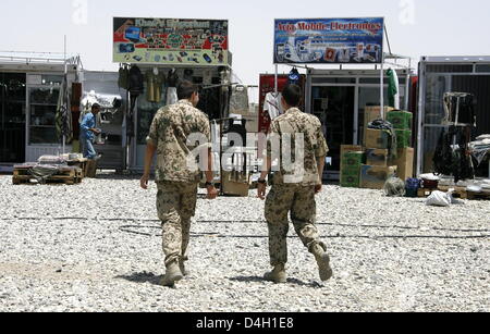 Soldaten der deutschen Bundeswehr schnelle Reaktion Kraft (QRF) gesehen im Camp Marmal Mazar-e-Sharif, Afghanistan, in der Nähe von 1. Juli 2008. Deutsche Bundeswehr übernahm Aufgaben der schnellen Eingreiftruppe aus Norwegen am 1. Juli 2008. Das Manöver war seine erste Amtshandlung. Foto: Maurizio Gambarini Stockfoto