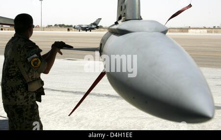 Eine Aufklärung der deutschen Bundeswehr schnelle Reaktion Kraft (QRF) jet Tornado im Camp Marmal in Mazar-e-Sharif, Afghanistan, 1. Juli 2008 gesehen. Deutsche Bundeswehr übernahm Aufgaben der schnellen Eingreiftruppe aus Norwegen am 1. Juli 2008. Das Manöver war seine erste Amtshandlung. Foto: Maurizio Gambarini Stockfoto