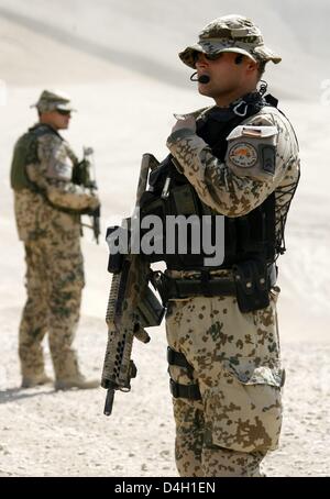 Soldaten der deutschen Bundeswehr schnelle Reaktion Kraft (QRF) gesehen bei einem Manöver in den Marmal Bergen in der Nähe von Mazar-e-Sharif, Afghanistan, 1. Juli 2008. Deutsche Bundeswehr übernahm Aufgaben der schnellen Eingreiftruppe aus Norwegen am 1. Juli 2008. Das Manöver war seine erste Amtshandlung. Foto: Maurizio Gambarini Stockfoto