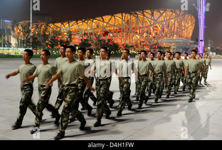 Chinesische Soldaten Parade vor dem Nationalstadion Peking Spitznamen Vogelnest in Peking, China, 29. Juli 2008. Die Olympischen Spiele 2008 in Peking startet am 8. August 2008. Foto: Gero Breloe Stockfoto