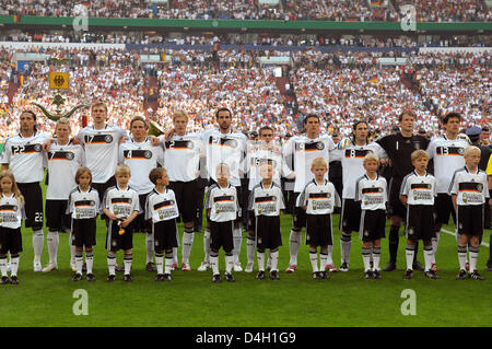 Spieler der deutschen Fußball Mannschaft (L-R) Kevin Kuranyi, Bastian Schweinsteiger, Per Mertesacker, Clemens Fritz, Marcell Jansen, Christoph Metzelder, Philipp Lahm, Mario Gomez, Torsten Frings, Jens Lehmann und Michael Ballack während die Nationalhymne vor dem Fußball freundlich Deutschland Vs Serbien in der Veltins Arena in Gelsenkirchen, Deutschland, 31. Mai 2008 zu sehen. Deutschland gewann 2: 1 Stockfoto