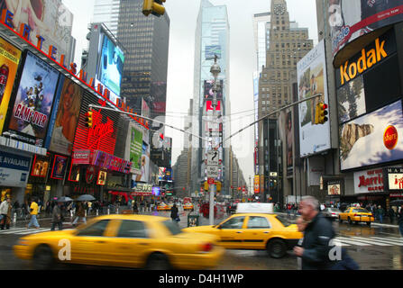 Blick auf den Times Square in New York City, NY, Vereinigte Staaten von Amerika, 7. März 2004. Foto: Oliver Killig Stockfoto