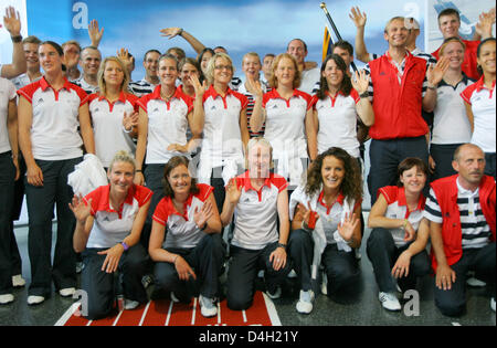 Mitglieder der Ruder-Nationalmannschaft und der Frauen Fußball-Team Pose vor der Abreise nach Peking, am Flughafen in Frankfurt Main, Deutschland, 30. Juli 2008. Einige 80 Mitglieder der Ruder Nationalmannschaft und die Frauen-Fußball-Nationalmannschaft wurden offiziell von Vertretern des DOSB (Deutsche Olympische Sportbund), Stiftung Deutsche Sporthilfe, Lufthansa gesehen ab und Stockfoto