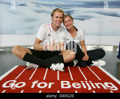 Deutscher Ruderer Matthias Flach (L) und seine Freundin Magdalena Schmude posieren vor der Abreise nach Peking am Flughafen in Frankfurt Main, Deutschland, 30. Juli 2008. Einige 80 Mitglieder der Ruder Nationalmannschaft und die Frauen-Fußball-Nationalmannschaft wurden offiziell von Vertretern des DOSB (Deutsche Olympische Sportbund), Stiftung Deutsche Sporthilfe, Lufthansa und Frap aus gesehen Stockfoto