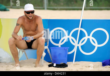 Deutschen Beach-Volleyball nationale Plyer entspannt sich Julius Brink während Praxis in Peking, China, 31. Juli 2008. Die Olympischen Spiele in Peking 2008 beginnt am 8. August 2008. Foto: Gero Breloer Stockfoto