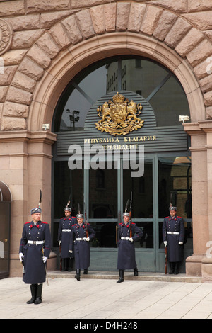 Soldaten nehmen an der zeremoniellen Wechsel der Ehrenwache am Präsidentenpalast, Sofia, Bulgarien Stockfoto