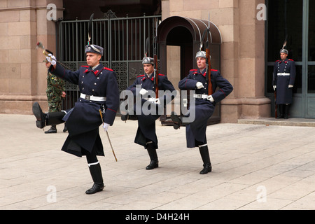 Soldaten nehmen an der zeremoniellen Wechsel der Ehrenwache am Präsidentenpalast, Sofia, Bulgarien Stockfoto