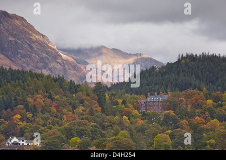 Häuser, die verstreut auf der Bergseite in Glencoe, Highlands, Schottland, Vereinigtes Königreich Stockfoto