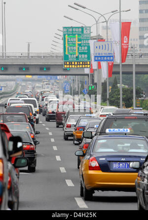Schwerverkehr in Peking, China, 31. Juli 2008. Die Olympischen Spiele in Peking 2008 beginnt am 8. August 2008. Foto: GERO BRELOER Stockfoto