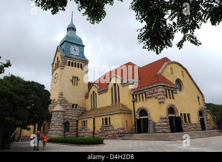 Die evangelische Kirche, die von deutschen, gesehen in Qingdao, China, 30. Juli 2008 gebaut wurde. Die Olympischen Spiele 2008 in Peking beginnen am 8. August 2008. Qingdao, die einem deutschen Protektorat und Handel Beitrag zu Beginn des 20. Jahrhunderts war, Gastgeber der Olympischen Segelwettbewerbe. Foto: PEER GRIMM Stockfoto