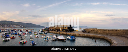 Große Panorama des Hafens bei Lyme Regis in Dorset mit The Cobb (Hafenmauer) Booten und Hafengebäuden. Stockfoto