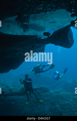 Taucher in Unterwasserhöhle, Südthailand, Andaman Meer, Indischer Ozean Stockfoto