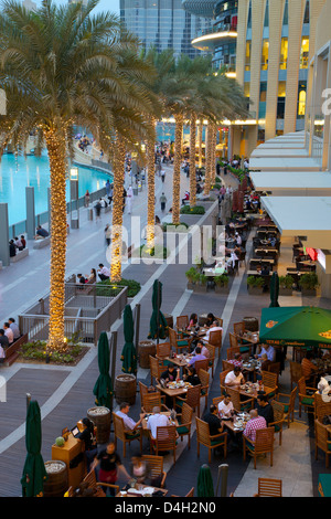 Restaurants in der Nähe der Brunnen, der Dubai Mall, Dubai, Vereinigte Arabische Emirate, Naher Osten Stockfoto