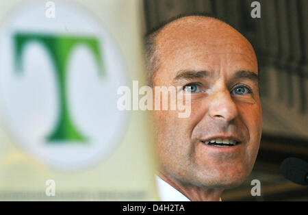 CEO der Tengelmann Gruppe, Karl-Erivan Haub, steht neben dem Firmenlogo im Rahmen einer Bilanz-Pressekonferenz am Stammsitz in Mülheim an der Ruhr, Deutschland, 15. Oktober 2008. Foto: BERND THISSEN Stockfoto